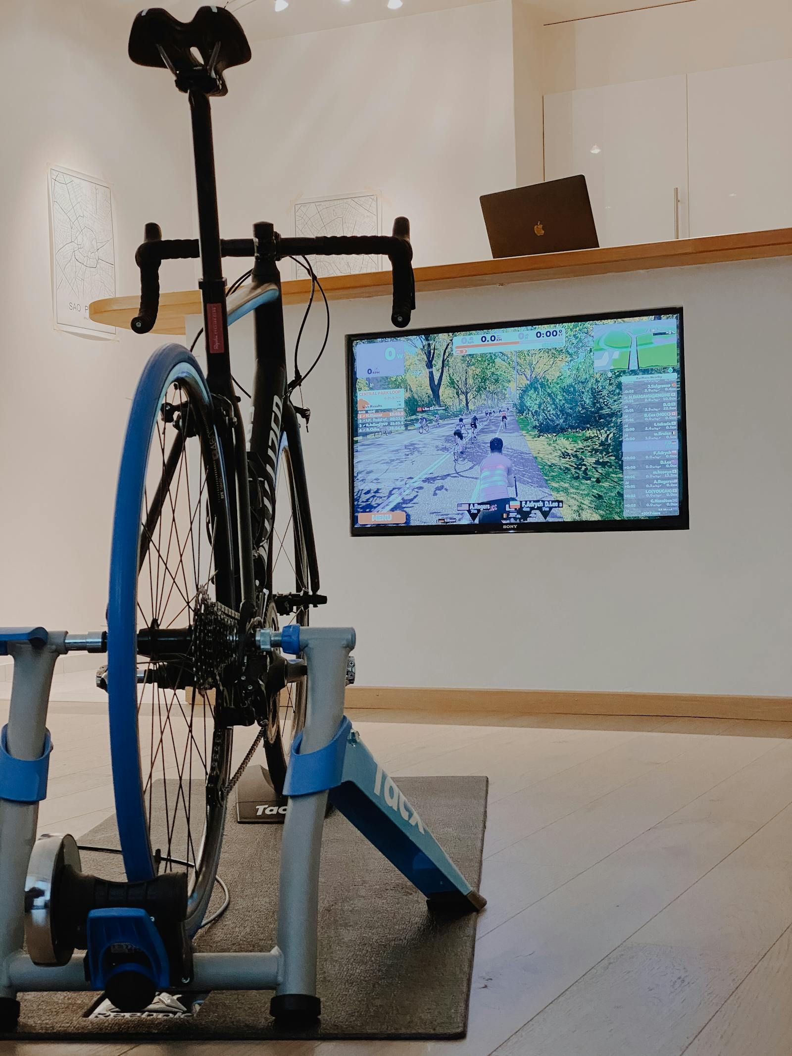 Tacx-trainer med roadbike kopplad till Zwift på TV i hemmiljö