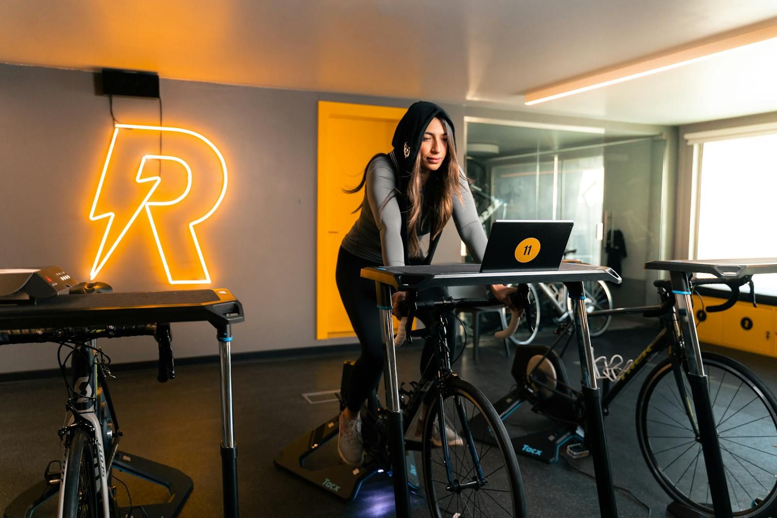 Zwift mot Garmin Tacx-appen — spel och social eller strukturerad träning?